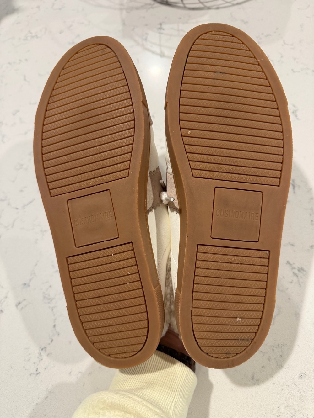Cushionaire Women's White & Beige Sherpa-Lined Sneaker Mule - Picture 4 of 7